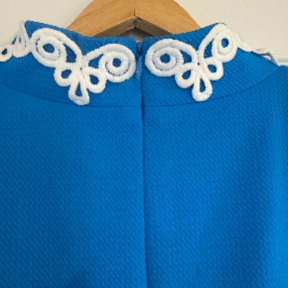 Vince Camuto | Blue & White Sleeveless Shift V Neck Detail Dress - Size 12 - Picture 3 of 5